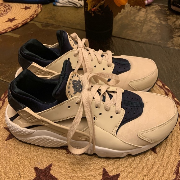 EUC Nike Air Huarache Run SE - Picture 2 of 5